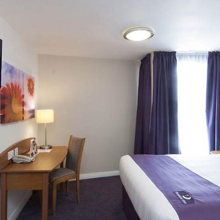 Premier Inn London Gatwick Airport South - London Road Crawley  Eksteriør billede