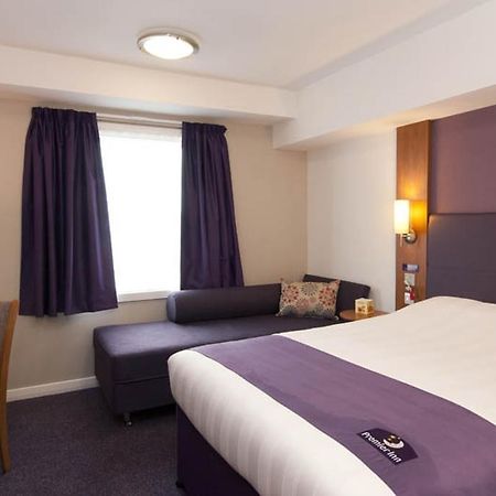 Premier Inn London Gatwick Airport South - London Road Crawley  Eksteriør billede