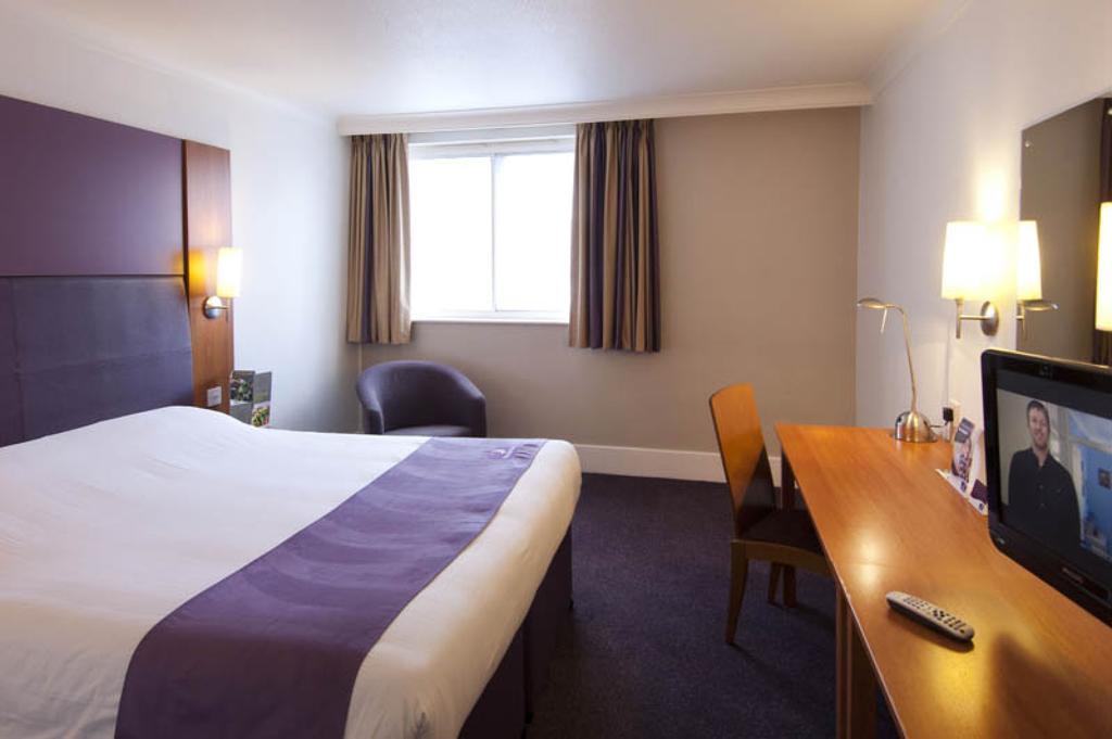 Premier Inn London Gatwick Airport South - London Road Crawley  Eksteriør billede