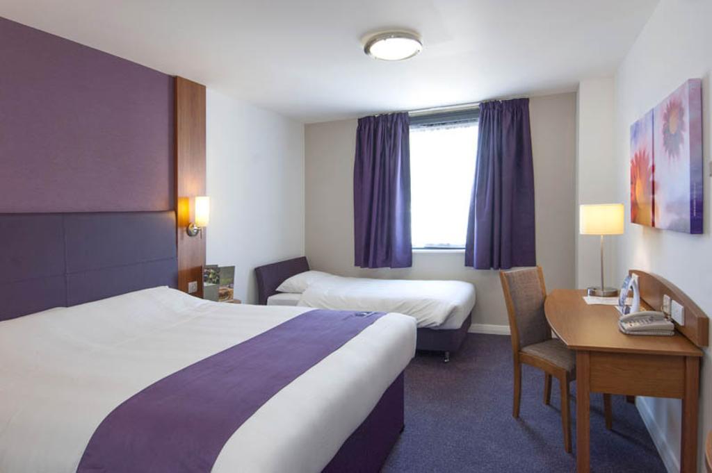 Premier Inn London Gatwick Airport South - London Road Crawley  Eksteriør billede