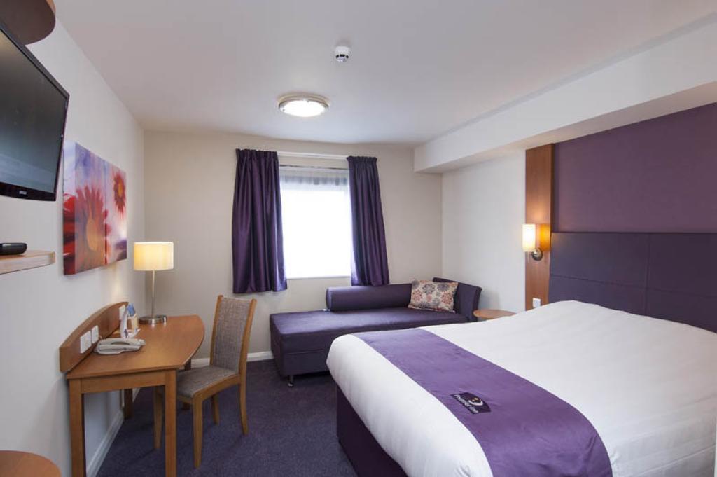 Premier Inn London Gatwick Airport South - London Road Crawley  Eksteriør billede