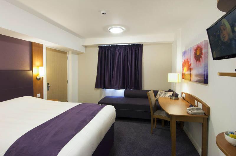 Premier Inn London Gatwick Airport South - London Road Crawley  Eksteriør billede