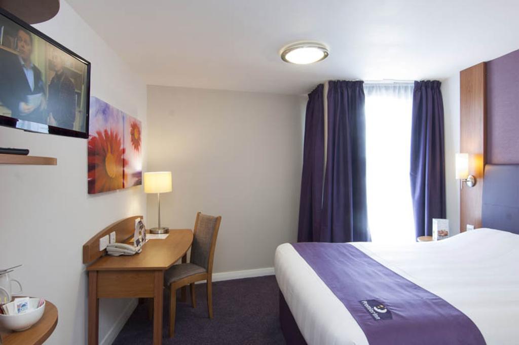 Premier Inn London Gatwick Airport South - London Road Crawley  Eksteriør billede