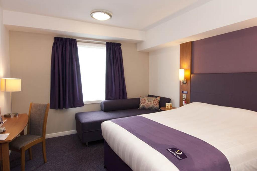 Premier Inn London Gatwick Airport South - London Road Crawley  Eksteriør billede